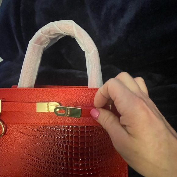 NEW-mini Kelly inspired
Red crocodile textured
Adjustable Shoulder strap handbag - Picture 3 of 9